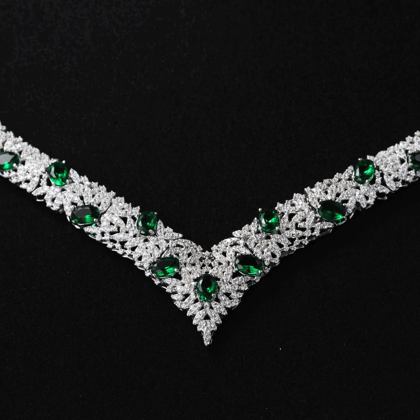 925 Sterling Silver Royal Emerald Glow Statement Necklace – Green Cubic Zirconia Pendant, Vintage Arabesque Design, Elegant Gift for Women