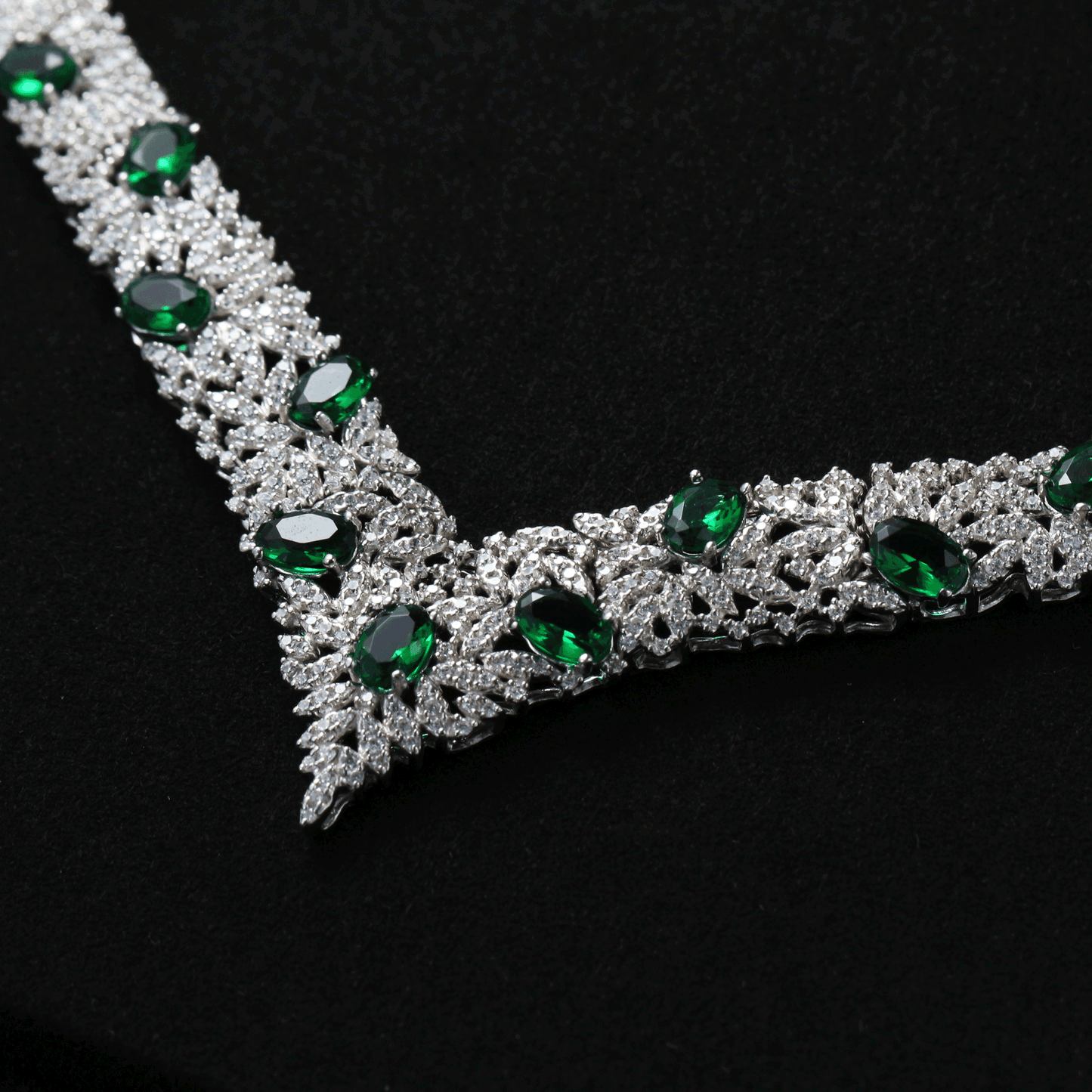 925 Sterling Silver Royal Emerald Glow Statement Necklace – Green Cubic Zirconia Pendant, Vintage Arabesque Design, Elegant Gift for Women