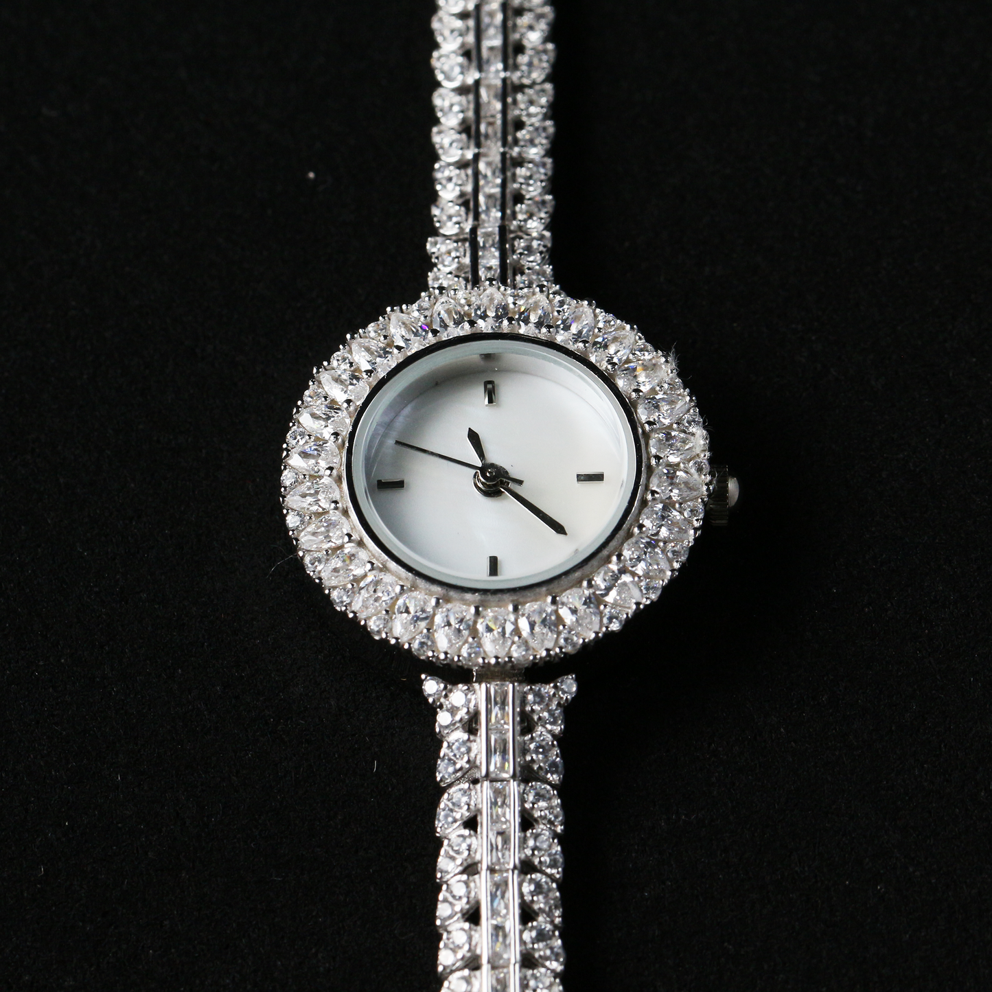 ✨Luxury Women’s Watch with Zircon & Shell Dial✨