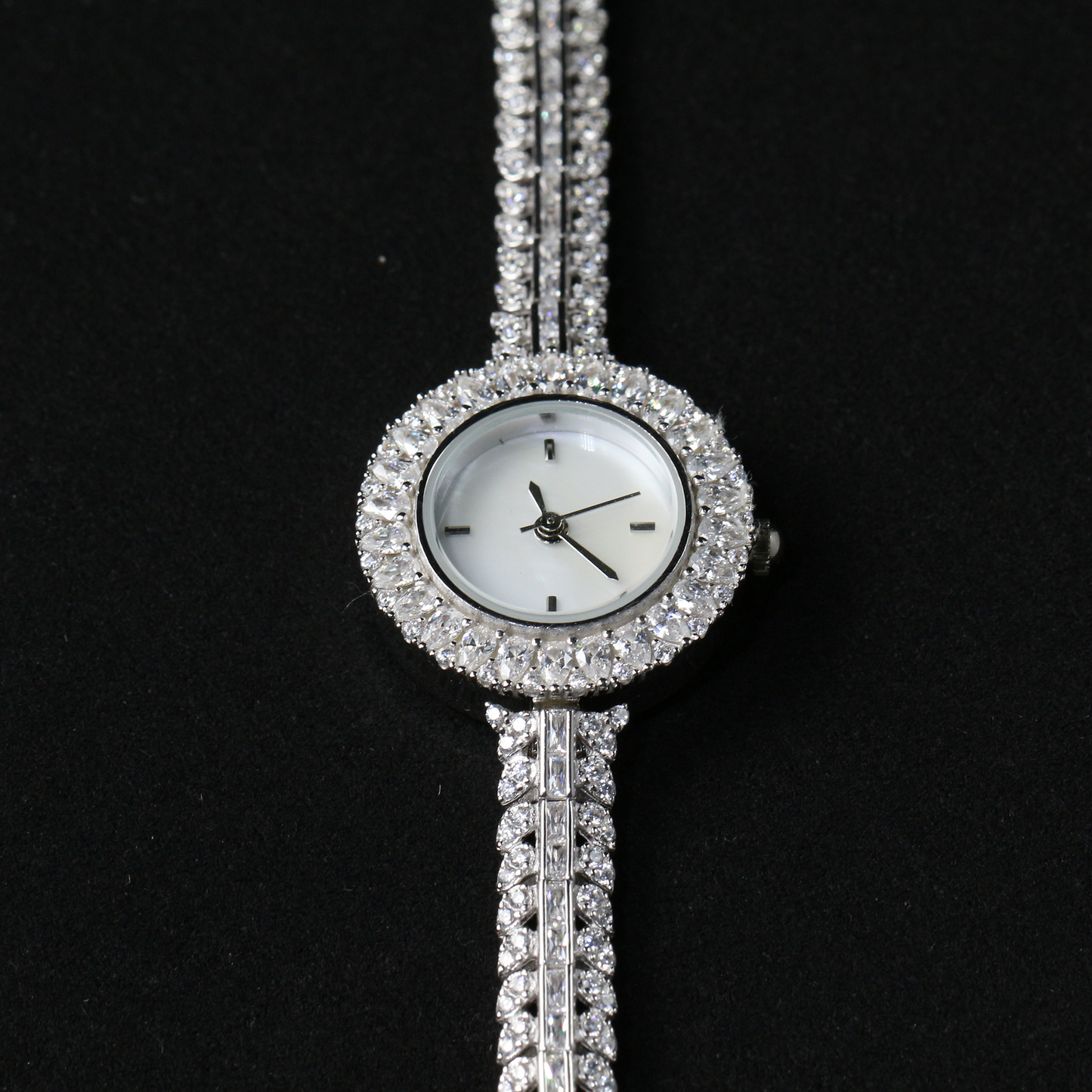 ✨Luxury Women’s Watch with Zircon & Shell Dial✨