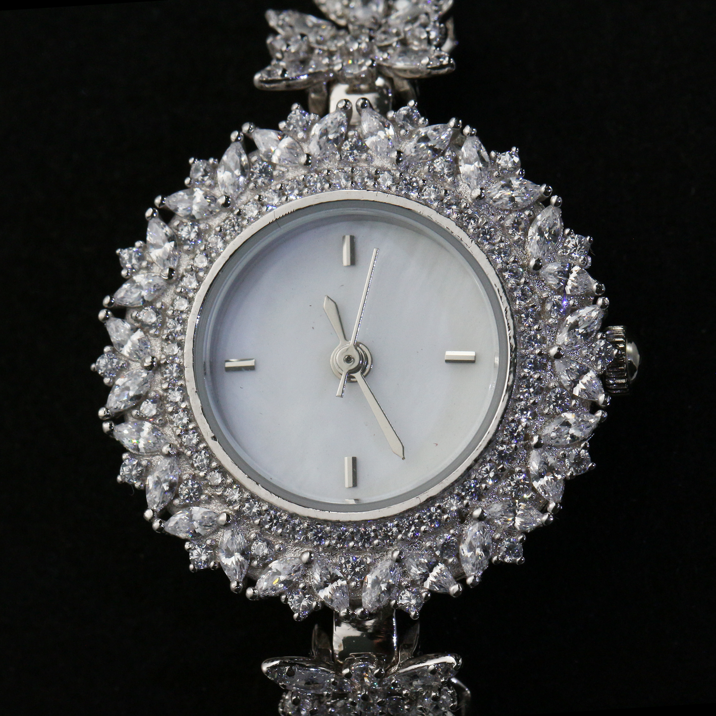 ✨Luxury Women’s Watch with Zircon & Shell Dial✨