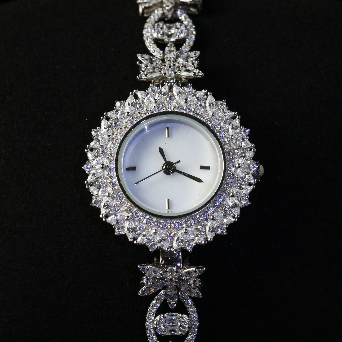 ✨Luxury Women’s Watch with Zircon & Shell Dial✨