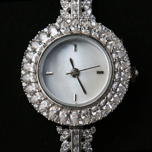 ✨Luxury Women’s Watch with Zircon & Shell Dial✨